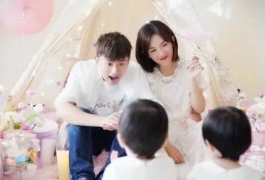 张杰带伤出演话剧6小时,张杰的双胞胎女孩的图片 张杰带伤出演话剧6小时,张杰的双胞胎女孩的图片